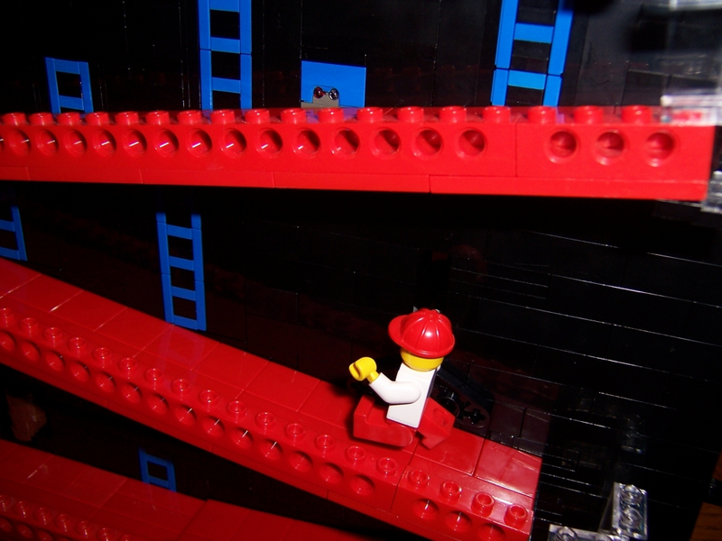Illustration for article titled Moving Lego Donkey Kong People, Lego Donkey F*cking Kong